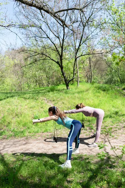 Parkta spor yapan iki bayan arkadaş.