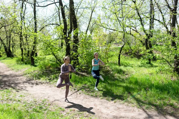 Parkta spor yapan iki bayan arkadaş.