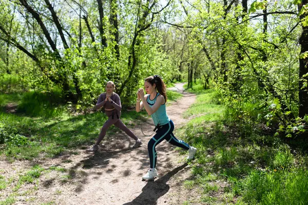 Parkta spor yapan iki bayan arkadaş.