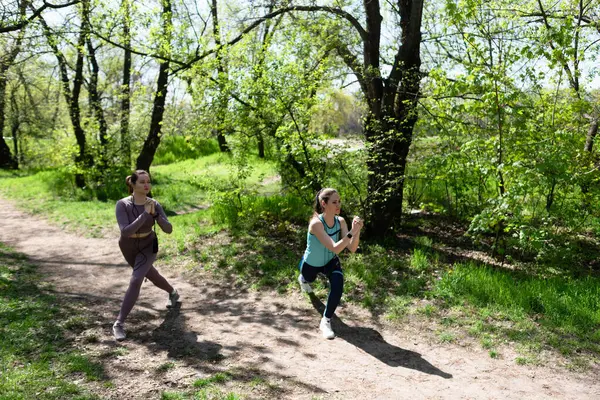 Parkta spor yapan iki bayan arkadaş.
