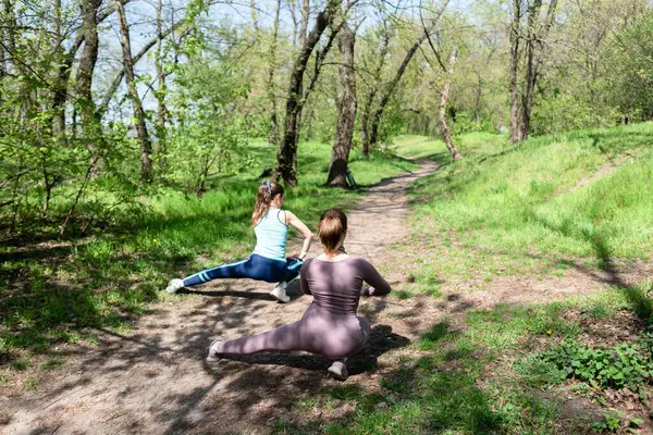 Parkta spor yapan iki bayan arkadaş.