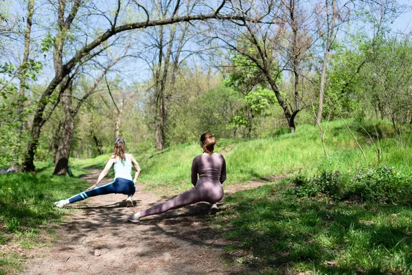 Parkta spor yapan iki bayan arkadaş.
