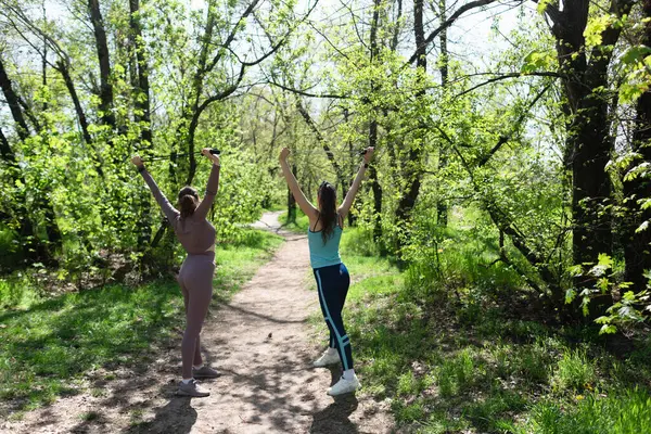Parkta spor yapan iki bayan arkadaş.