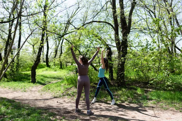 Parkta spor yapan iki bayan arkadaş.