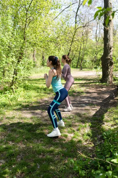 Parkta direniş bandıyla spor yapan iki bayan arkadaş.