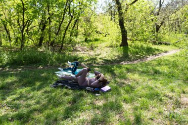 Parktaki minderlerde yoga yapan iki genç kız arkadaş.