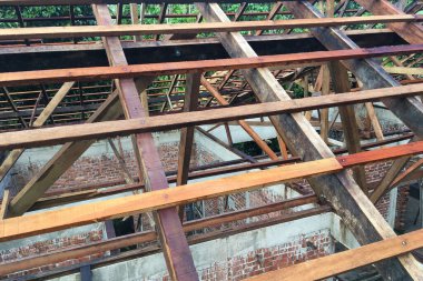 Ahşap kullanılarak çatı üstü çerçeve yapımı