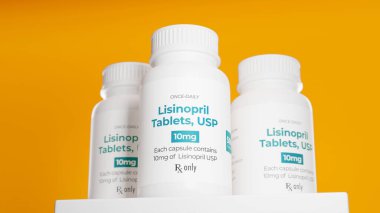 Lisinopril tablet şişesi turuncu arka planda. Yüksek tansiyon tedavisi için ilaç. Felç ve kalp krizi önleme. 3d oluşturma.