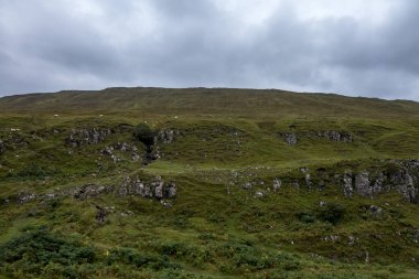 Bulutlu bir arka planı olan dağ tepelerinin güzel manzarası.