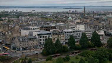 Edinburgh, İskoçya - yaklaşık 2018: 00: 00 Edinburgh, İskoçya 'nın yüksek kesimlerinden şehrin manzarası.