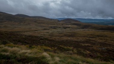 Dağlardaki İskoç kırsal manzarası.