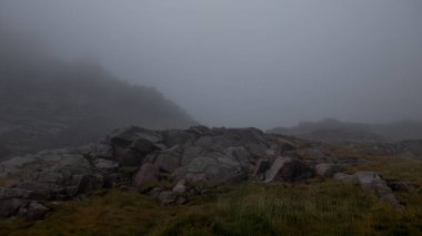 Dağlarla, doğayla, seyahatlerle dolu güzel bir manzara.