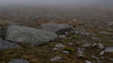 Sisli bir dağ manzarasının güzel manzarası. Arkasında bulutlar var.
