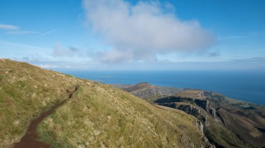 Skye Adası 'ndaki köstebek kayalıklarının manzarası.