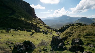 Kafkasların dağlarındaki güzel yeşil çimlerin manzarası