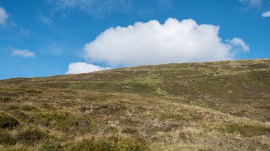 Mavi gökyüzü arka planında bulutları olan dağların güzel manzarası