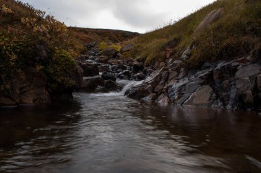 Dağlarda güzel bir şelale