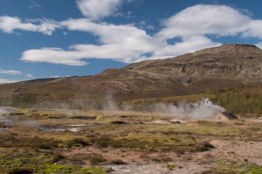 İzlanda 'nın kuzey kesimindeki dağlarda sıcak su.