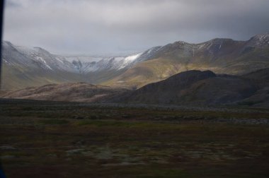 İzlanda. Dramatik bulutlarla dolu güzel dağ manzarası. İzlanda manzarası