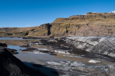 Buzullarla kışın İzlanda manzarası.