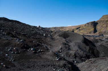 İzlanda adasında siyah lav volkanı