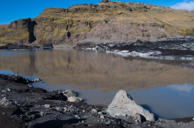 İzlanda 'daki göldeki siyah volkanik krater.