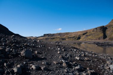Arkasında dağlar olan güzel bir manzara.
