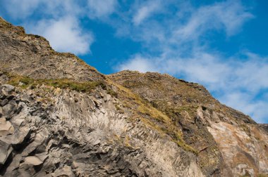 Mavi gökyüzü ile kayalık bir uçurum