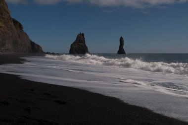 Sabah Karadeniz kıyısındaki siyah kumsal.
