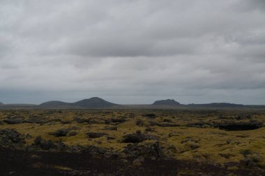 İzlanda 'daki siyah volkanik dağlarla volkanik manzara.