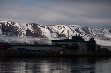 İzlanda, İzlanda. Dağların manzarası, kar - beyaz dağlar, İzlanda.
