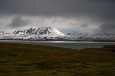 Göl ve doğa ile güzel bir manzara.