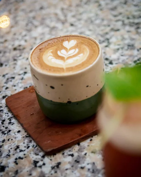 Tazza Caffè Caldo Rinfrescante Sul Tavolo Caffetteria Con Primo Piano — Foto Stock