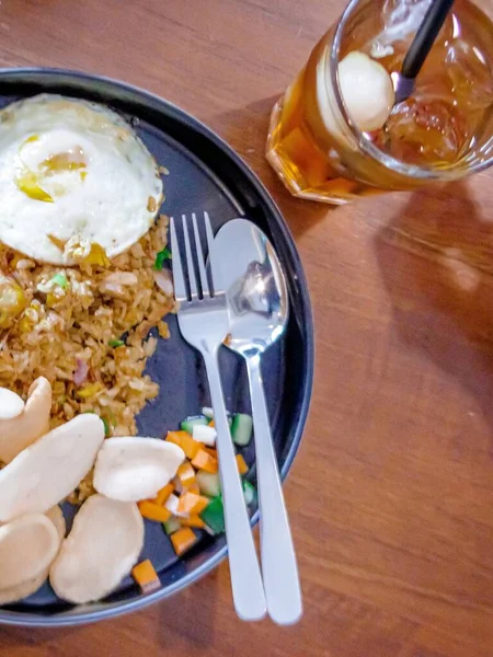Tampilan Rata Nasi Goreng Indonesia Dengan Telur Dan Segelas Teh — Stok Foto
