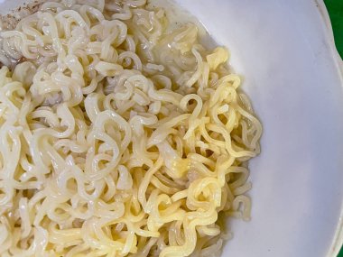 Cam tabaktaki Endonezya hazır şehriye çorbasının üst açısı. Düz yatıyordu