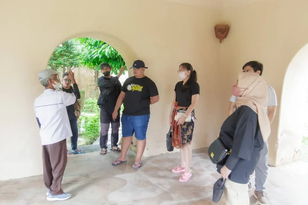 5 Kasım 2022-Yogyakarta, Endonezya Tur Rehberi, Taman Sari Su Kalesinde Turiste Tarih dersi veriyor