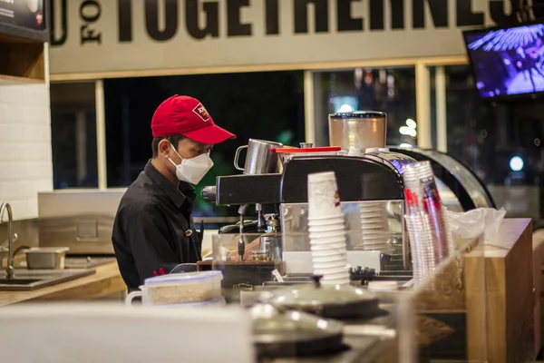 인도네시아 카르타 2022 커피를 만들고 모자와 마커를 자랑하는 잘생긴 바리스타 — 스톡 사진