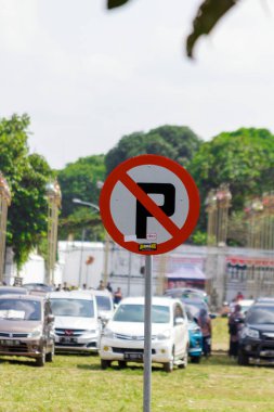 Gündüz vakti halka açık alanda park yeri işareti yok. Arabalar da bulanık.
