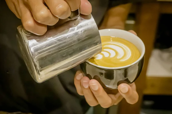 巴里斯塔咖啡咖啡店的近景 一杯用漂亮的拿铁艺术装饰的白杯咖啡 — 图库照片