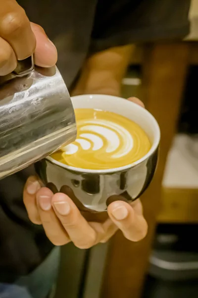 Eine Nahaufnahme Von Hand Barista Macht Latte Café Tasse Kaffee — Stockfoto