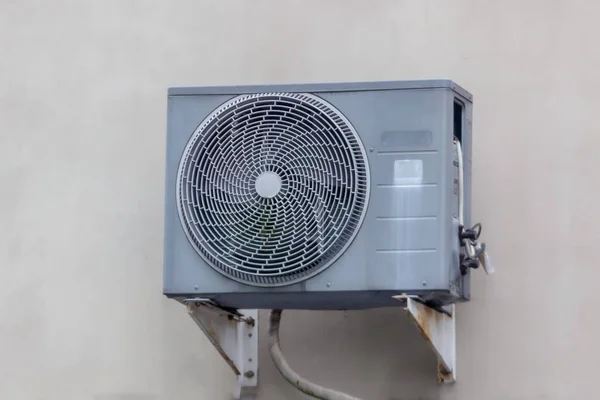 Een Oude Buiten Airconditioner Compressor Outdoor Unit Opknoping Lichtbruine Muur — Stockfoto