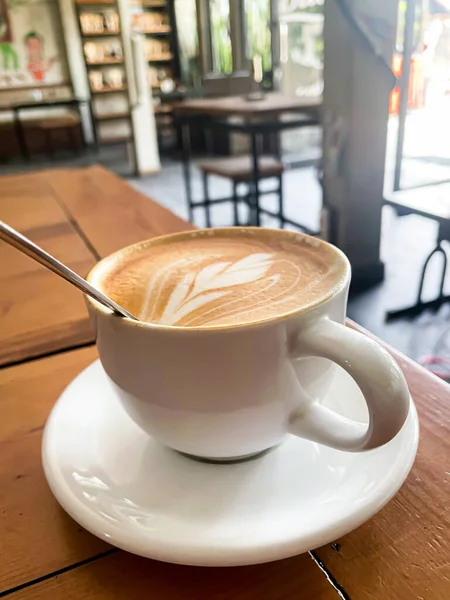 Cappuccino Délicieux Élégant Avec Une Belle Mousse Dans Une Tasse — Photo