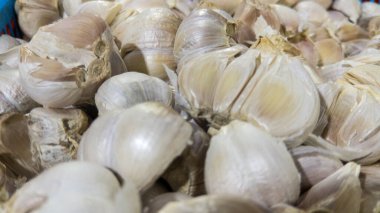 Beyaz sarımsak kazık doku. Pazar tablo closeup fotoğraf üstünde taze sarımsak. Vitamini sağlıklı gıda baharat görüntü. Baharatlı yemek madde resim. Beyaz sarımsak başları yığını.