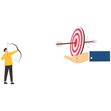 Tek hareket, iş avantajı veya verimliliği olan birden fazla görevi tamamlayan ve küçük çabalarla birçok hedefe ulaşan akıllı iş adamı okçuluğu tek okla hedefi vurdu..