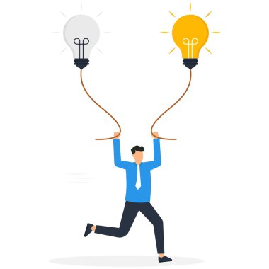 Bir adam her iki taraftaki ampulü ve enerji yeniliğini ya da takım çalışmasını daha iyi bir kariyer kavramı için birleştiriyor.,