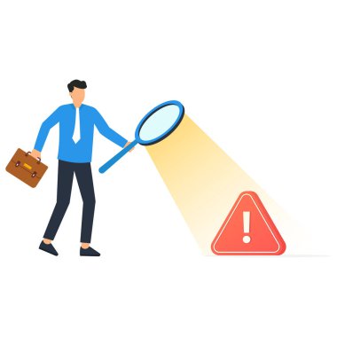 Olay yönetimi ve kök nedeni analizi veya sorun çözme, risk veya kritik hatayı tanımlama, büyüteç izleme ve ünlem dikkat işareti kavramı ile olayı araştıran iş adamı,