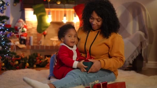 Giovane Donna Afroamericana Felice Che Passa Regalo Natale Bambino Che — Video Stock
