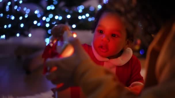 Close Retrato Menino Toddler Afro Americano Animado Abrindo Presente Natal — Vídeo de Stock