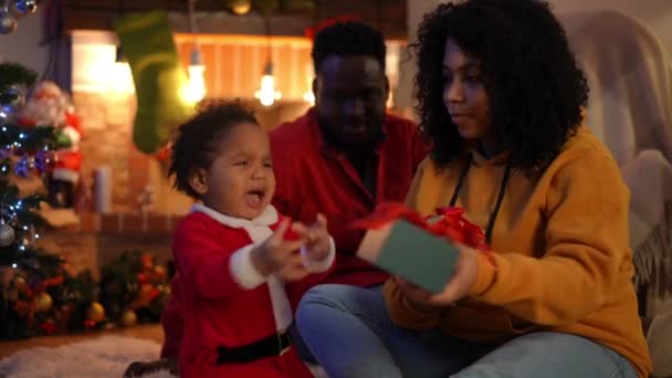 Huilende Afro Amerikaanse Kleine Jongen Zit Met Ouders Woonkamer Kerstavond — Stockvideo