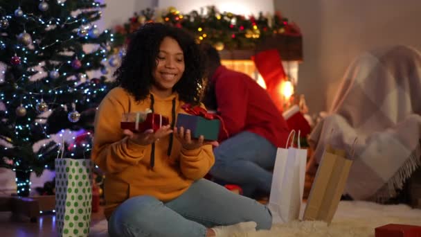 Nadšený Usmívající Afroameričanka Pózuje Vánočními Dárky Útulném Obývacím Pokoji Doma — Stock video